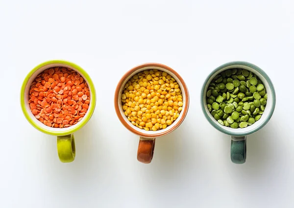 カップの中の色や種類の異なるレンズ ビーガンタンパク質 — ストック写真