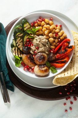 İtalyan Akdeniz Buda kasesi, Baba ghanoush karamelli soğan, baharatlı nohut ve ızgara sebze. sağlıklı vejetaryen yemeği ve pide ekmeği