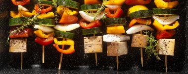 Vejetaryen sebze kebabı ve füme tofu pankartı fırında pişirilmeye hazır.