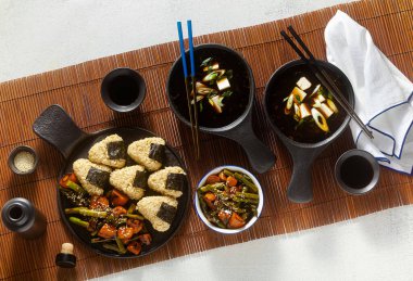 Japon kahvaltısı miso çorbası, onigiri ve ekşi soslu sebze. Tipik geleneksel sabah yemeği.