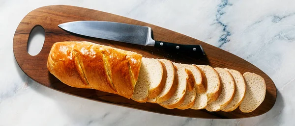 Spandoek Van Gesneden Brood Een Snijplank Een Koksmes Een Marmeren — Stockfoto