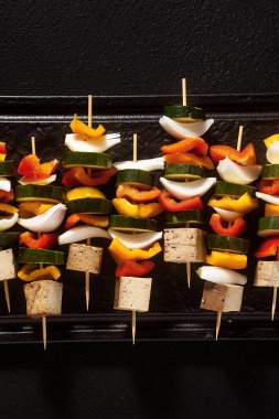 Vejetaryen sebze kebabı ve füme tofu, fırında pişirilmeye hazır.