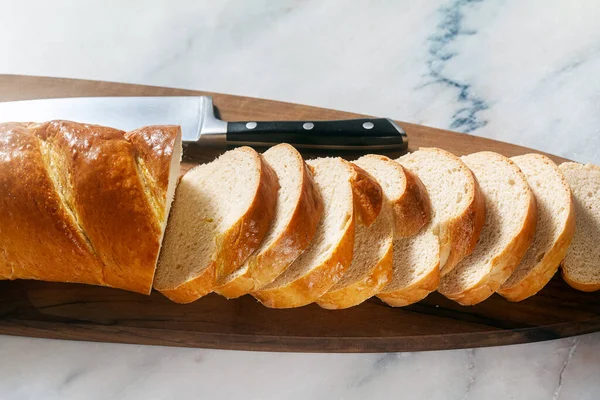 Gesneden Brood Een Snijplank Een Koksmes Een Marmeren Tafel — Stockfoto