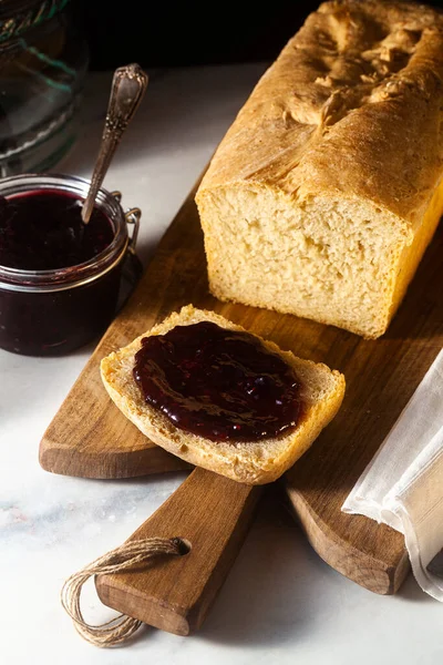 Frisches Hausgemachtes Sandwichbrot Und Marmelade Glas Auf Dem Küchentisch Dunkler — Stockfoto