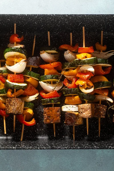 Kebabs Veganos Verduras Tofu Ahumado Una Bandeja Para Hornear Listo —  Fotos de Stock