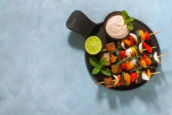 Kebabs Veganos Listos Verduras Tofu Ahumado Con Salsa Anacardo Pimentón —  Fotos de Stock
