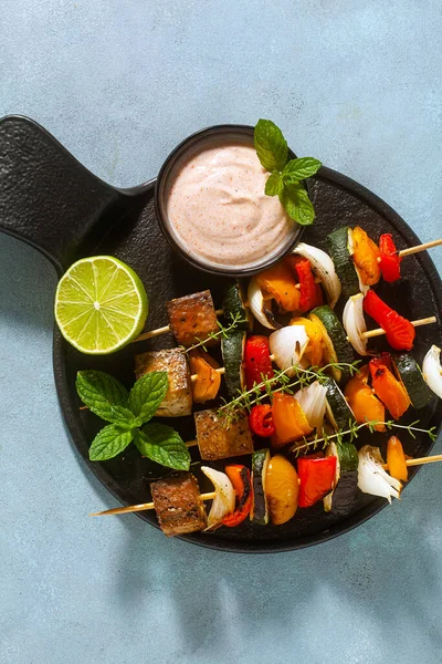 野菜のビーガンケバブとキャッシュソースとスモークパプリカのスモーク豆腐を青い背景に — ストック写真