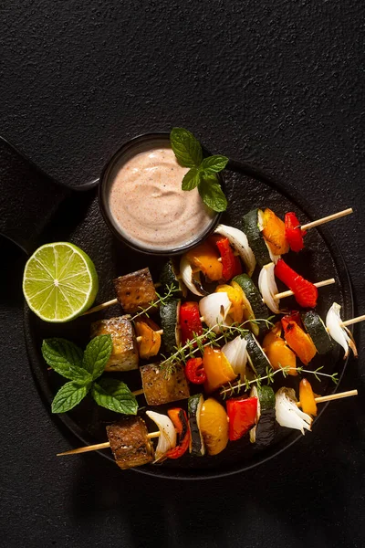 Kebabs Veganos Listos Verduras Tofu Ahumado Con Salsa Anacardo Pimentón —  Fotos de Stock