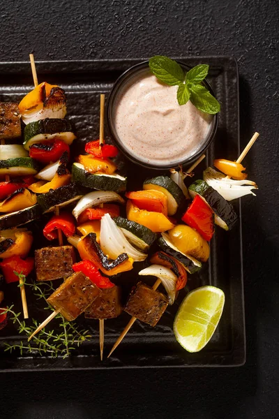 野菜のビーガンケバブとキャッシュソースのスモーク豆腐と黒の背景にスモークパプリカ — ストック写真