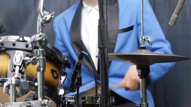 Man in blauwe pak drummen - closeup — Stockvideo