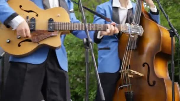 Banda de jazz tocando instrumentos musicales. Músicos cantando jazz, swing, blues, rock and roll. Orquesta, contrabajo, guitarra retro vintage eléctrica. Gran banda. Swing concierto en vivo. Primer plano. — Vídeo de stock