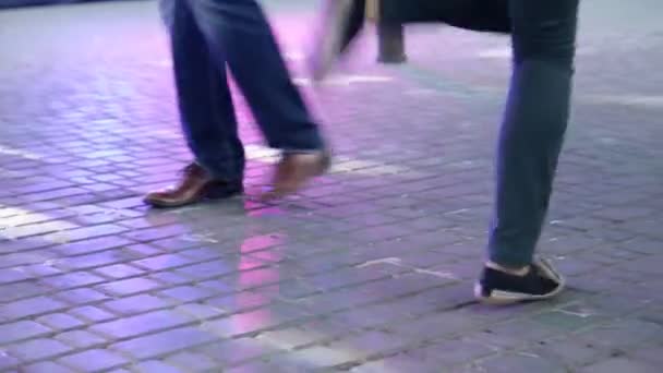 Bailarinas piernas realizar lindy hop paso de baile en el pavimento cuadrado de la ciudad. Día de la música callejera . — Vídeo de stock