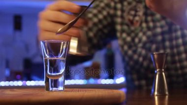 Barmen alkollü kokteyl yanan hazırlar. Hiroshima bombardıman atış yapma, yakın çekim