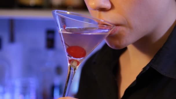 La mujer está bebiendo cóctel alcohólico y comiendo cereza, de cerca. Hermosos labios. Cóctel de aviación . — Vídeos de Stock