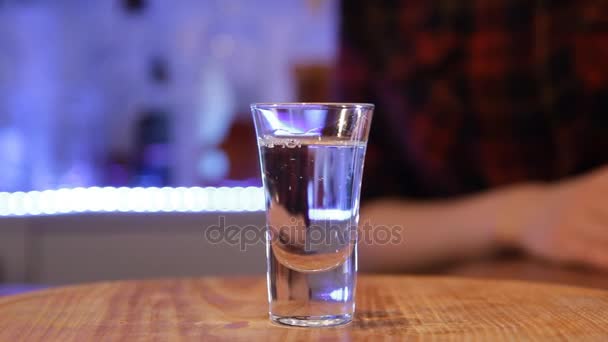 Barman przygotowuje fantastyczne napoje alkoholowe cocktail guza mózgu. Dokonywanie wylewu krwi do mózgu lub mózgu krwawe strzał, z bliska. Halloween koktajl. — Wideo stockowe