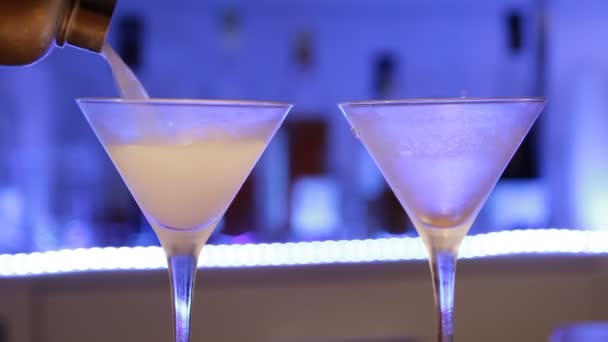 Barman gin Gibson cocktail bereiden. Vrouw maken van alcoholische cocktail met uien, close-up. — Stockvideo