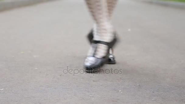 Dansarna ben närbild. Flickan dansar solo jazz Swingdans på stadens torg trottoaren. Charleston Dans. — Stockvideo