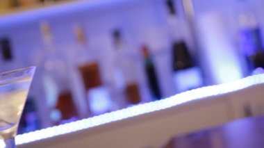 Kamera yan yana hareket. Alkollü kokteyl ile soğan, yakın çekim.