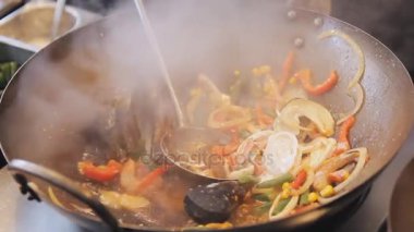 Profesyonel aşçı midye ve karides sebze sokak gıda Festivali ile kızartma. Kızarmış karides ve yumuşakça kapatın. Süreç Denizi'nin yemek yemek. Geleneksel Asya gıda.