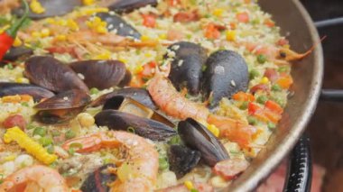 İspanyol paella sarı pirinç, karides ve gıda markette pişirme midye. Sokak gıda Festivali. Geleneksel İspanyol yemeği. Pirinç kaynar su ürünleri ile yakın çekim.