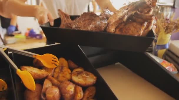 Manos masculinas tomando plato con carne a la parrilla. Un montón de manos sosteniendo la sartén con un montón de carne barbacoa. Venta de carne barbacoa a la parrilla en el festival de comida callejera . — Vídeos de Stock