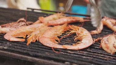 Izgara karides ızgara üzerinde. El ızgara karides koyar. Barbekü üzerinde ızgara deniz ürünleri. Izgara karides sokak gıda Festivali closeup. Izgara deniz ürünleri yemek. Sıcak karides üzerinde Barbekü Izgara.