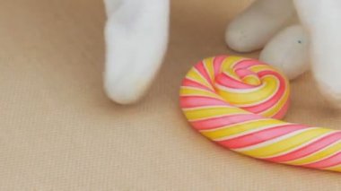 Üretimi karamel şekerler, closeup uzun şekerleme yapma. Bir tatlı candy yapmak adam. Pasta şefi şeker şeker şekerleme yapma. Sokak yemek Festivali.