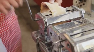 Spagetti ile geleneksel tarzda makarna makinesi. Pişirme işlemi kapat. Şef kullanmak pasta kesme makinesi.