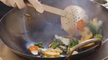 Profesyonel tofu ve erişte sokak gıda Festivali ile kızartma sebze yemek. Yakın pişirme işlemi.