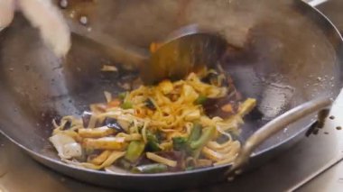 Profesyonel tofu ve erişte sokak gıda Festivali ile kızartma sebze yemek. Yakın pişirme işlemi.