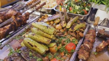 Kızarmış kabak, maydanoz ile mantar. Arka plan üzerinde ızgara gıda yığınları. Sokak gıda Festivali barbekü sebze.