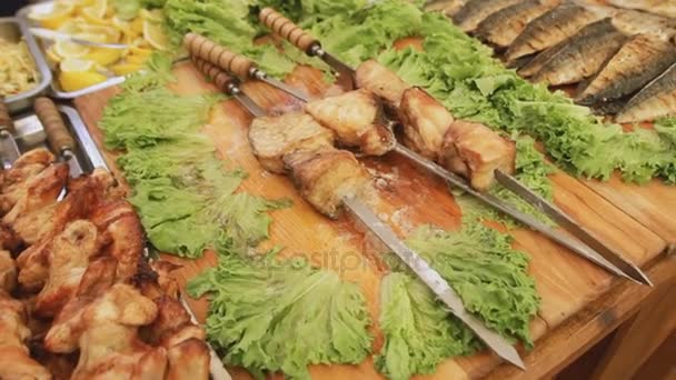 Grilled chicken and barbecue meat with salad at the market. A lot of grilled food. Shashlik. Moving camera. — Stock Video