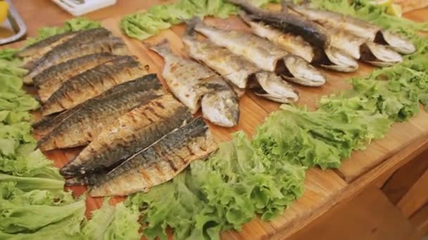 Pescado cocido con ensalada en la mesa en el festival de comida callejera . — Vídeos de Stock