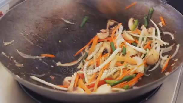 专业厨师将蔬菜和蘑菇混合在街头美食节的平底锅中, 特写. — 图库视频影像