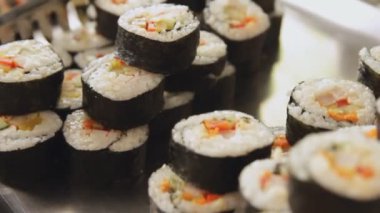 Deniz ürünleri suşi rulo ile somon. Japon yemekleri.