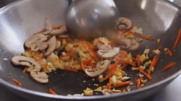 Profesional memasak jamur goreng dan sayuran di festival makanan jalanan. Proses memasak sudah dekat. . — Stok Video