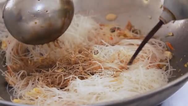 Cozinheiro profissional fritar macarrão e legumes no festival de comida de rua. Processo de cozinhar de perto . — Vídeo de Stock