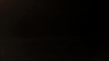 Erkek el alkol buz cam içine dökme. Bir el kadar bir içki alır.