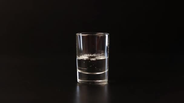 Мужские руки наливают алкоголь в стекло. Бармен готовит алкогольный коктейль. . — стоковое видео