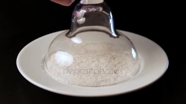 Video montaj barmen margarita kokteyl hizmet. Bir alkol kokteyl içki yakın çekim yapma süreci.