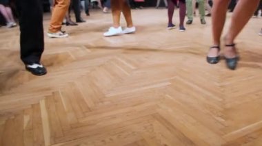 Dansçılar lindy hop dans salıncak festivalinde gerçekleştirmek. Dans eden bacaklar yakın çekim.