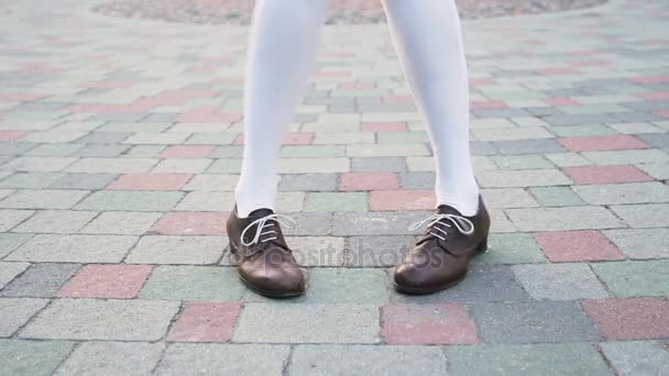女孩跳舞独奏爵士摇摆舞。舞者的腿接近了城市广场人行道上的滑稽舞蹈. — 图库视频影像