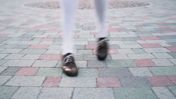 Dansers benen close-up, lus. Meisje dansen solo jazz charleston dansen. Grappige dans op het citys vierkante trottoir. — Stockvideo