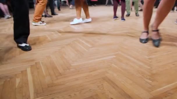 ダンサーは、リンディ ホップ ダンス祭では、スイングを実行します。ダンスの足をクローズ アップ. — ストック動画