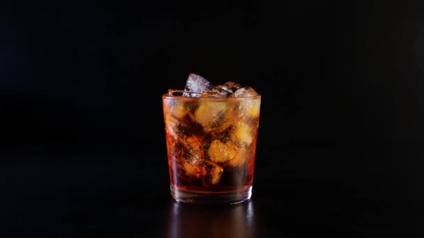 En hand som förbjuder att ta ett glas med alkohol. Att sätta körsbär på toppen av en drink. — Stockvideo