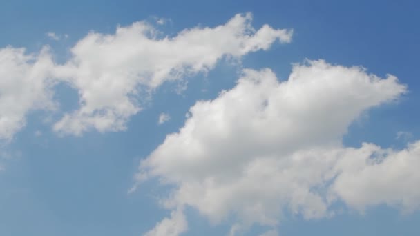 Mavi gökyüzünde beyaz bulutlar Panoraması. — Stok video