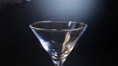 Klasik tornavida kokteyl içki hazırlanıyor. Aperatif vodka ve portakal suyu ile.