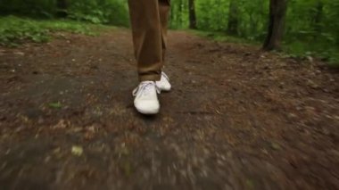 Ormanda yürüyüş ayak. Yolcuları bacaklar yakın çekim.