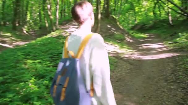 Πεζοπόρος κορίτσι με σακίδιο περπάτημα στο δάσος. Έννοια του ταξιδιού. — Αρχείο Βίντεο