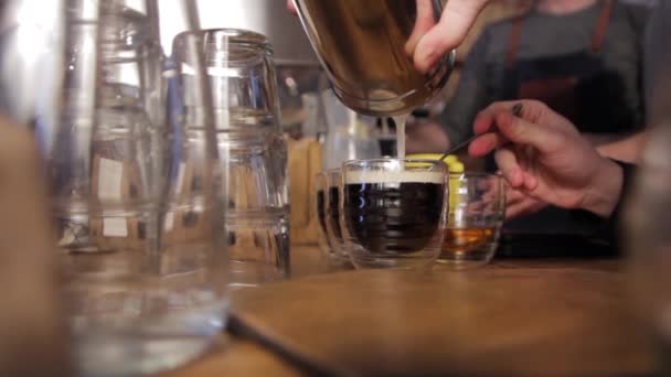 Barista fait du café irlandais. Verser la crème fouettée dans une tasse de café . — Video